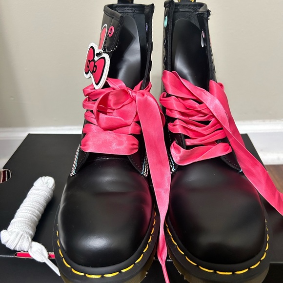 Limited edition Hello Kitty, Dr. Martens with box. - Picture 4 of 5